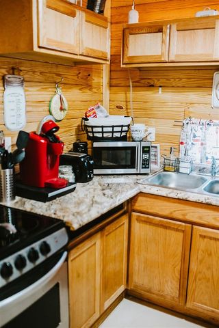 214 E Lake Dr, Medicine Park, OK 73557