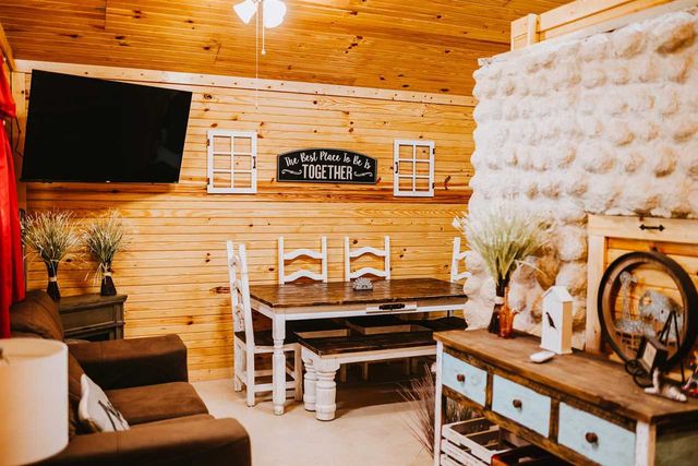 214 E Lake Dr, Medicine Park, OK 73557