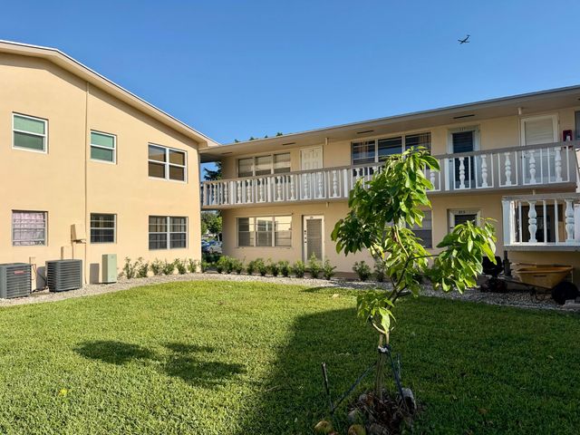 228 Canterbury J, West Palm Beach, FL 33417