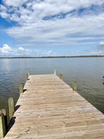 648 Stumphole Road, Elloree, SC 29047