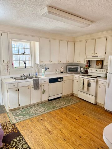 648 Stumphole Road, Elloree, SC 29047