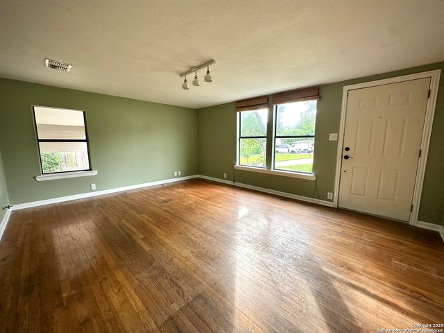 216 Bobbies, Balcones Heights, TX 78201