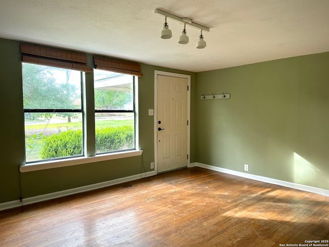 216 Bobbies, Balcones Heights, TX 78201