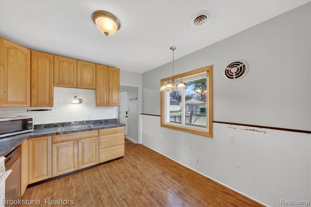 24304 Carlysle Street, Dearborn, MI 48124