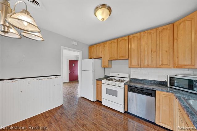 24304 Carlysle Street, Dearborn, MI 48124