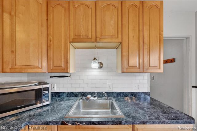 24304 Carlysle Street, Dearborn, MI 48124