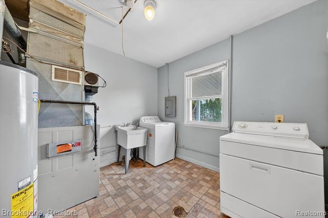 24304 Carlysle Street, Dearborn, MI 48124