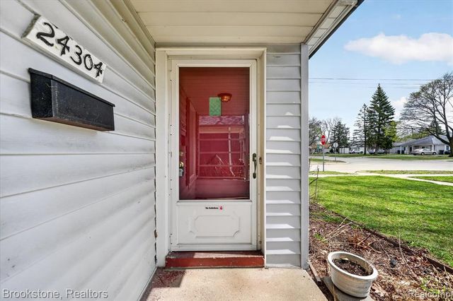 24304 Carlysle Street, Dearborn, MI 48124