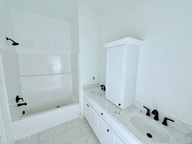 230 Berchman Oaks Drive, Lafayette, LA 70506