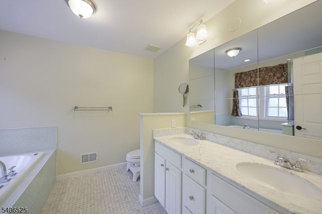 18 Birchwood Ln, North Haledon Boro, NJ 07508