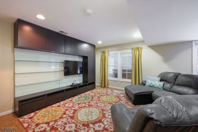 18 Birchwood Ln, North Haledon Boro, NJ 07508