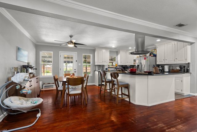 1228 S Pine Street, Grapevine, TX 76051