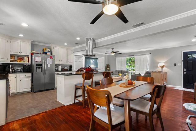 1228 S Pine Street, Grapevine, TX 76051