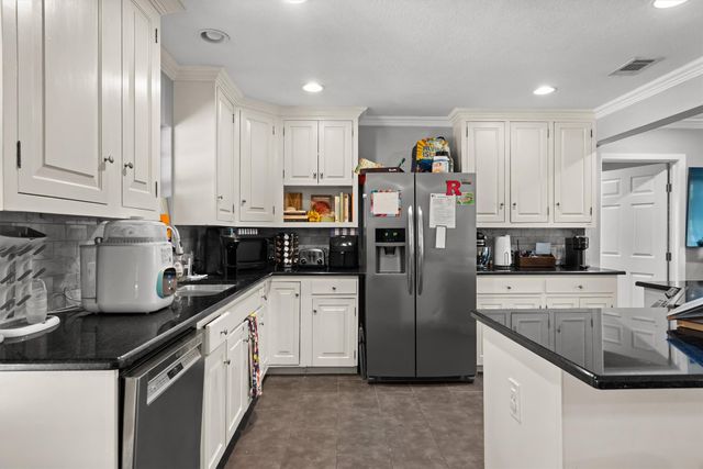 1228 S Pine Street, Grapevine, TX 76051