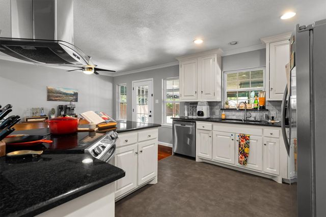 1228 S Pine Street, Grapevine, TX 76051