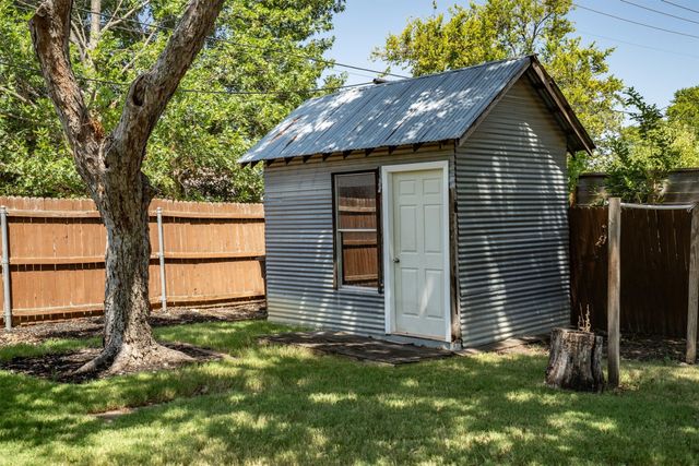 1228 S Pine Street, Grapevine, TX 76051