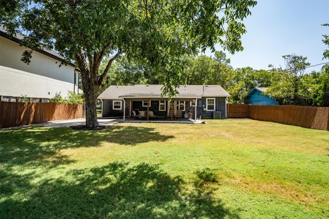 1228 S Pine Street, Grapevine, TX 76051