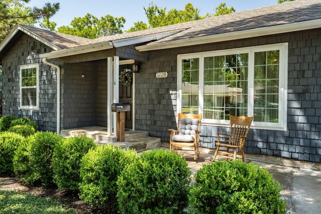 1228 S Pine Street, Grapevine, TX 76051