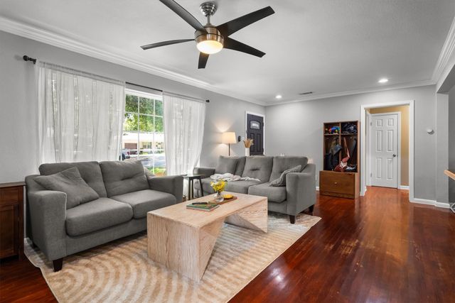 1228 S Pine Street, Grapevine, TX 76051