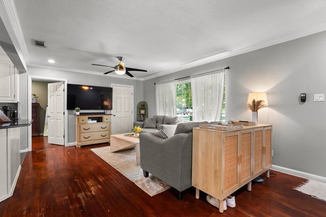 1228 S Pine Street, Grapevine, TX 76051