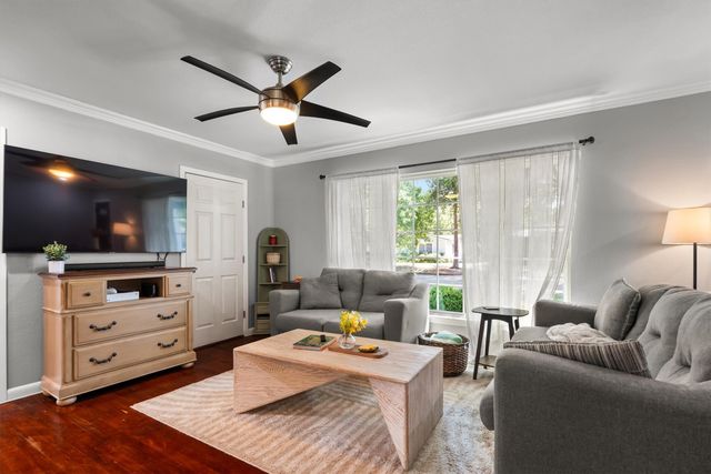 1228 S Pine Street, Grapevine, TX 76051