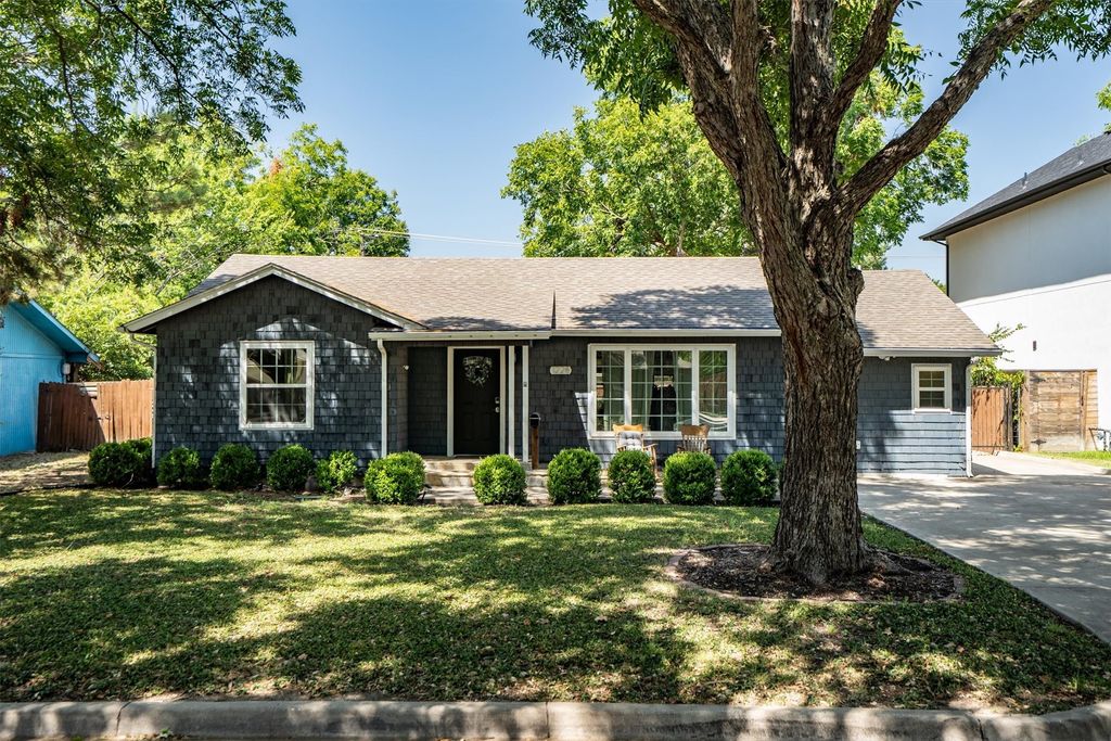 1228 S Pine Street, Grapevine, TX 76051