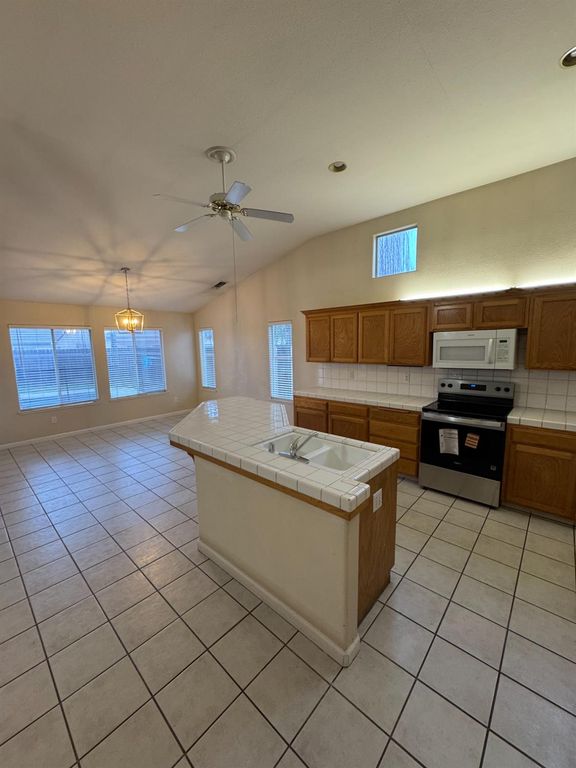 Image 5 of property listing at 5731 N Tracy Avenue, Fresno, CA 93722