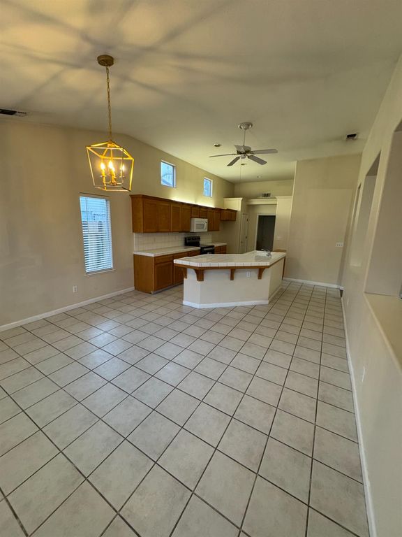 Image 6 of property listing at 5731 N Tracy Avenue, Fresno, CA 93722