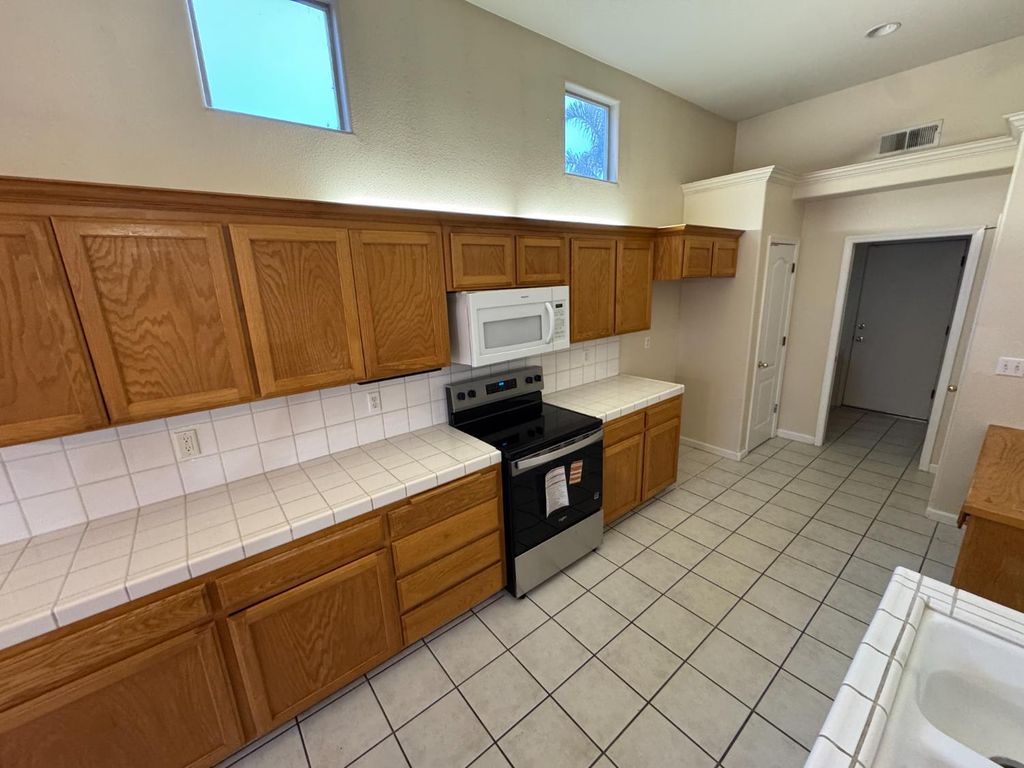 Image 8 of property listing at 5731 N Tracy Avenue, Fresno, CA 93722