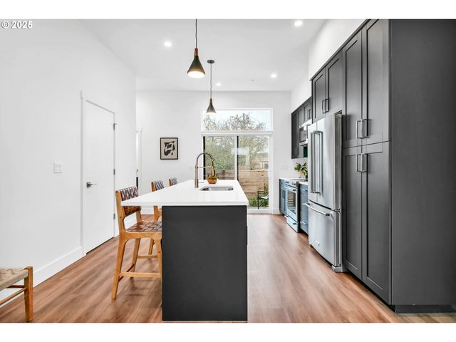 181 Civic Dr, Eugene, OR 97405