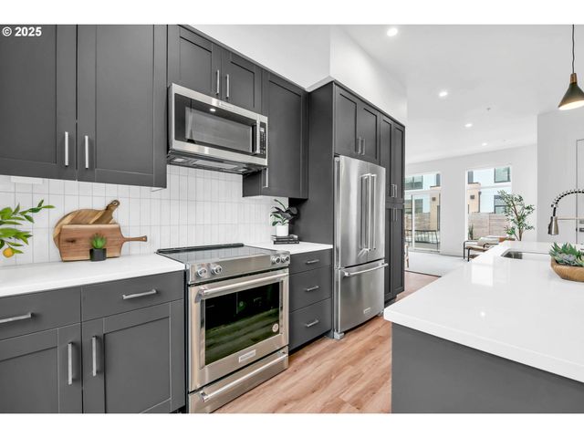 181 Civic Dr, Eugene, OR 97405