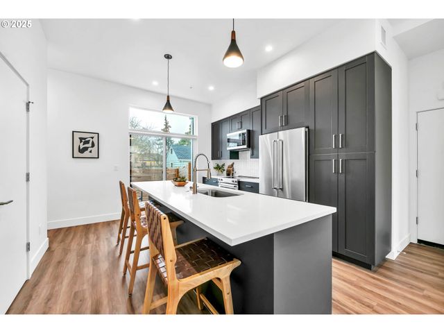 181 Civic Dr, Eugene, OR 97405