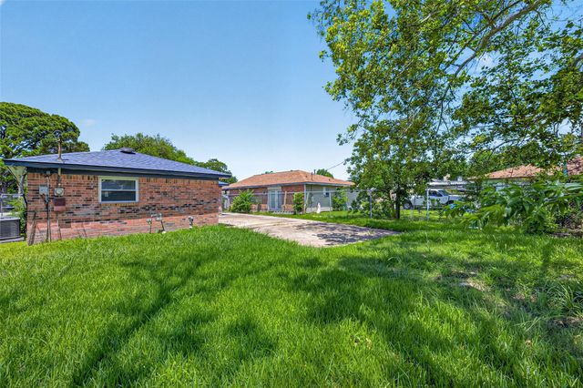 321 S Brownell Street, La Porte, TX 77571