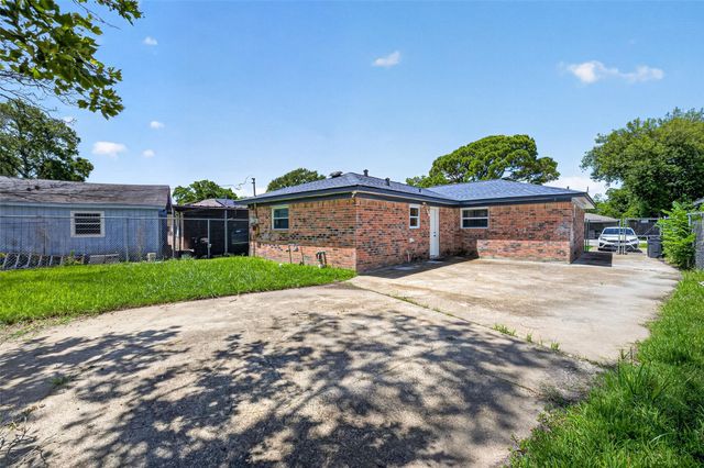 321 S Brownell Street, La Porte, TX 77571