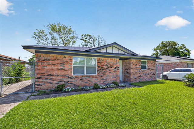 321 S Brownell Street, La Porte, TX 77571