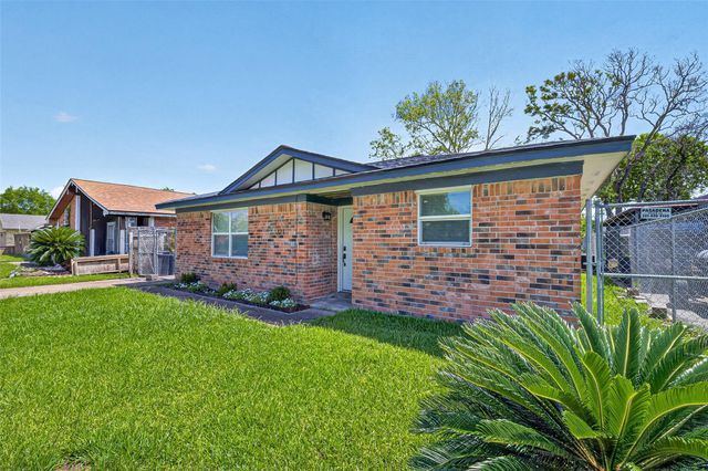 321 S Brownell Street, La Porte, TX 77571
