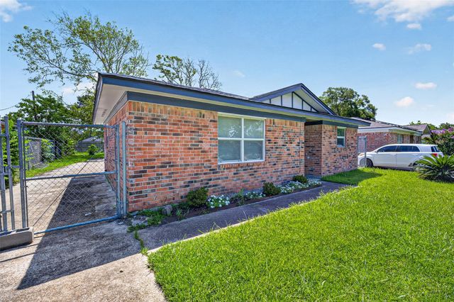 321 S Brownell Street, La Porte, TX 77571