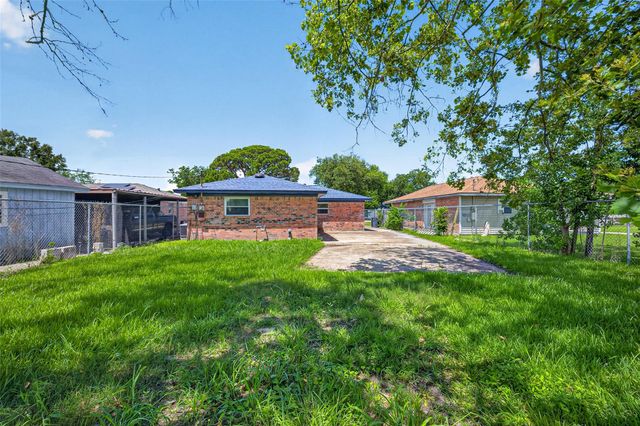 321 S Brownell Street, La Porte, TX 77571