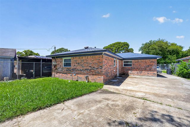 321 S Brownell Street, La Porte, TX 77571