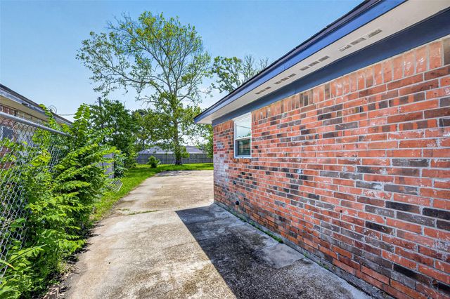 321 S Brownell Street, La Porte, TX 77571