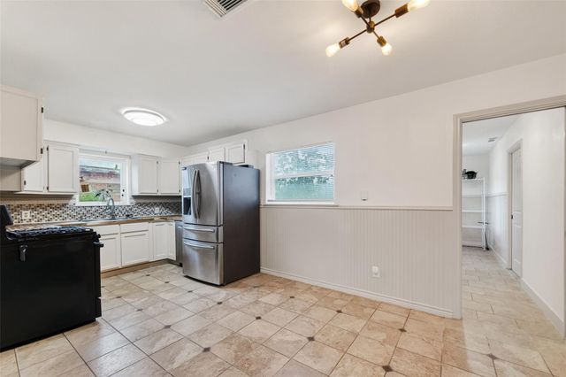 321 S Brownell Street, La Porte, TX 77571