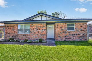 321 S Brownell Street, La Porte, TX 77571
