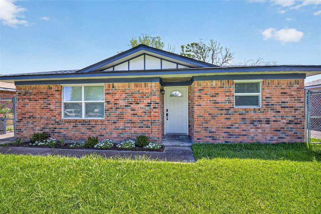 321 S Brownell Street, La Porte, TX 77571