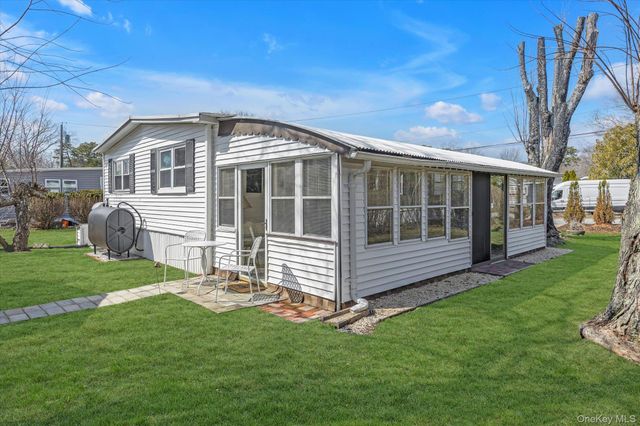 74 Maple St, East Quogue, NY 11942