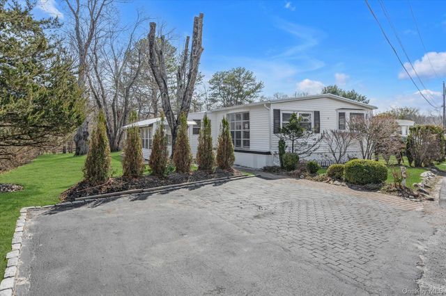 74 Maple St, East Quogue, NY 11942