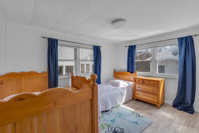 74 Maple St, East Quogue, NY 11942