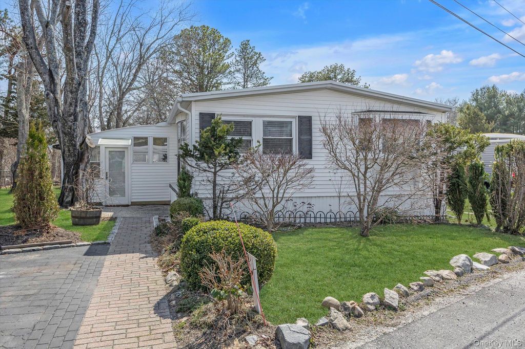 74 Maple St, East Quogue, NY 11942