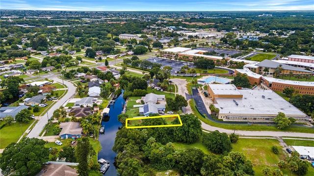 947 Iris DR, North Fort Myers, FL 33903
