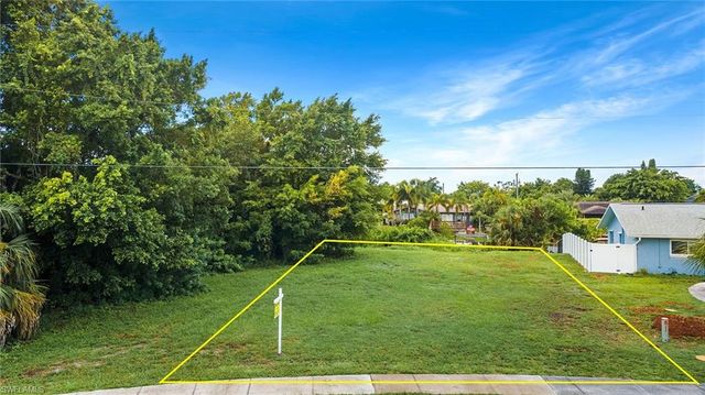 947 Iris DR, North Fort Myers, FL 33903