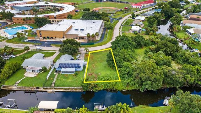 947 Iris DR, North Fort Myers, FL 33903